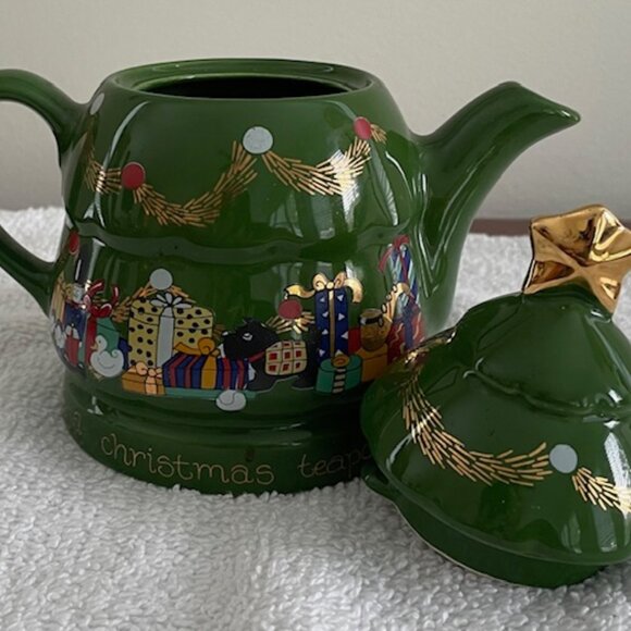 Wade Ceramic “Vintage” Christmas Teapot - Picture 3 of 4
